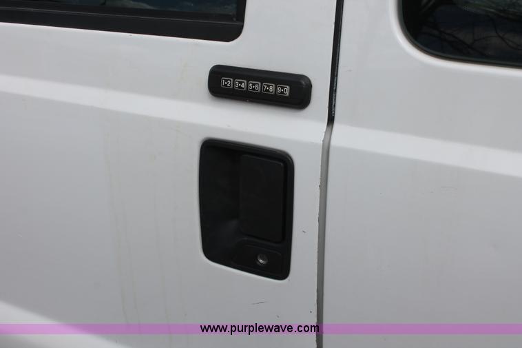 image for item E3299 2004 Ford F250 XLT SuperCab pickup truck