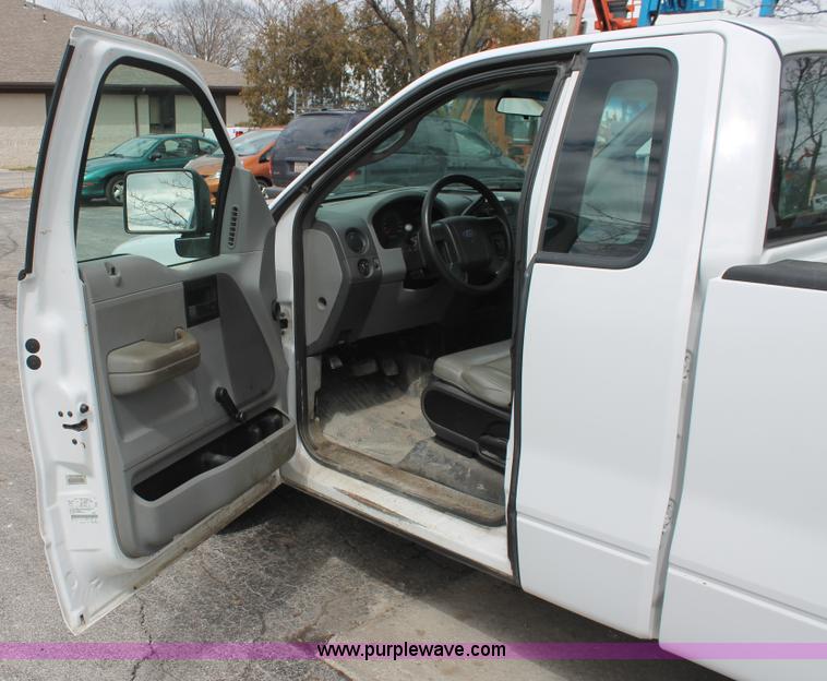 image for item E3328 2006 Ford F150 XL pickup truck
