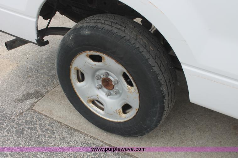 image for item E3328 2006 Ford F150 XL pickup truck