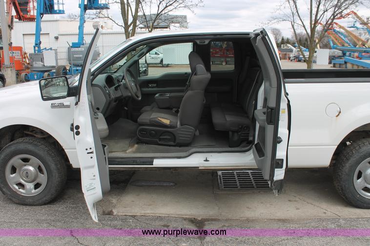 image for item E3330 2006 Ford F150 XLT SuperCab pickup truck