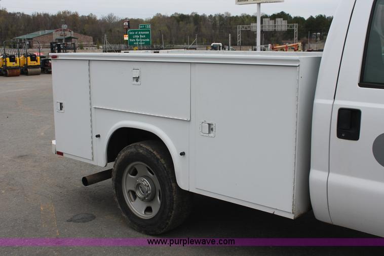 image for item E3340 2006 Ford F350 XL Super Duty service truck