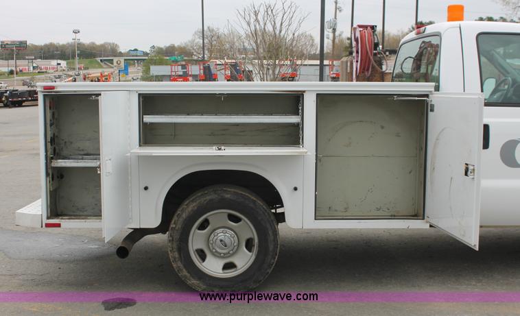 image for item E3340 2006 Ford F350 XL Super Duty service truck