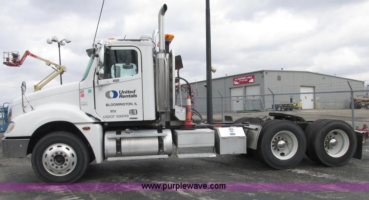 image for item E7187 2006 Freightliner Columbia semi truck