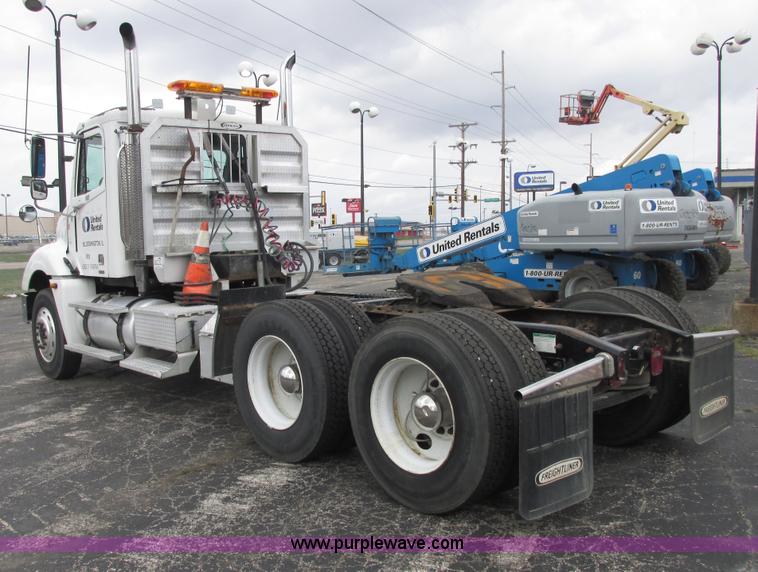 image for item E7187 2006 Freightliner Columbia semi truck