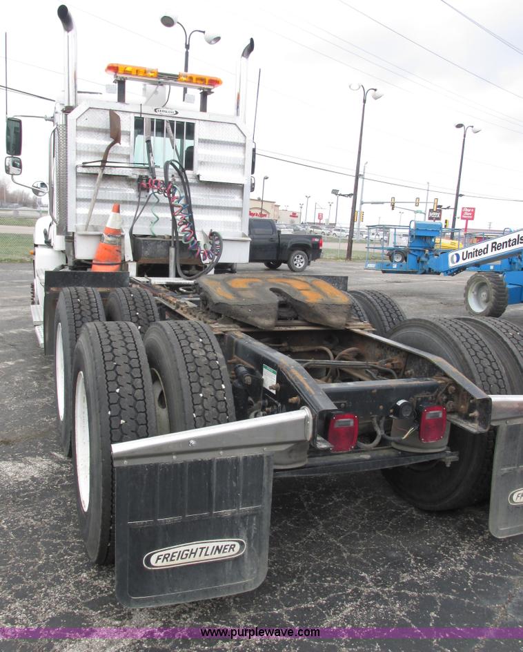 image for item E7187 2006 Freightliner Columbia semi truck