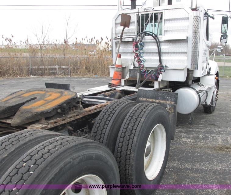 image for item E7187 2006 Freightliner Columbia semi truck