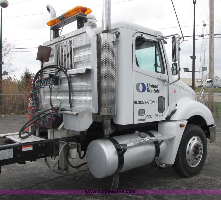 image for item E7187 2006 Freightliner Columbia semi truck