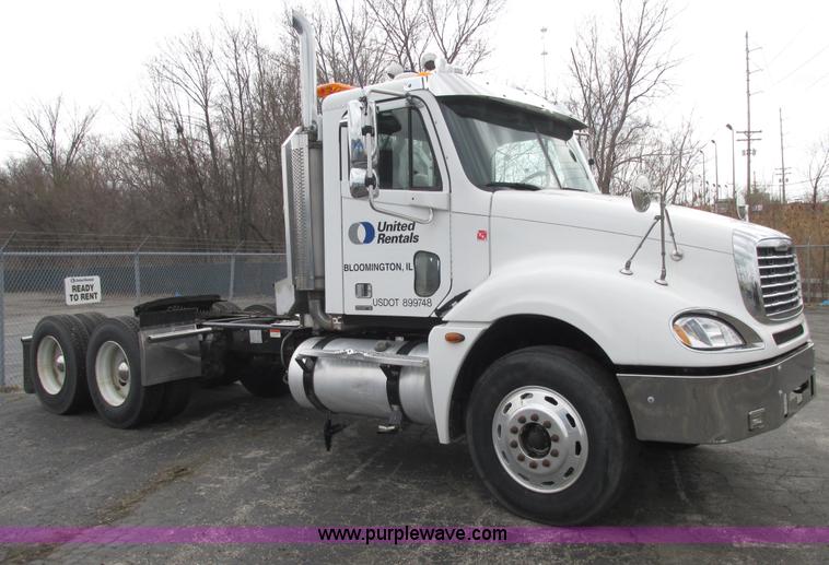image for item E7187 2006 Freightliner Columbia semi truck
