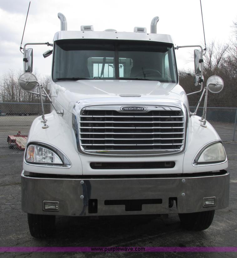 image for item E7187 2006 Freightliner Columbia semi truck