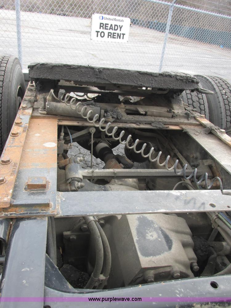 image for item E7187 2006 Freightliner Columbia semi truck