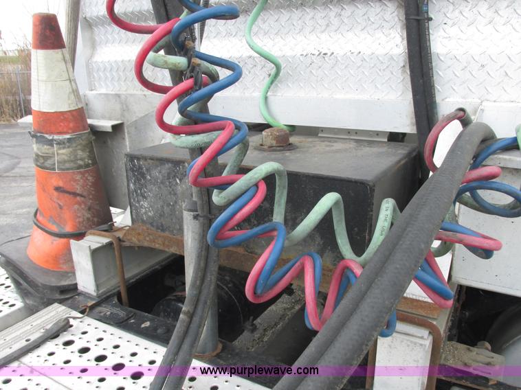 image for item E7187 2006 Freightliner Columbia semi truck