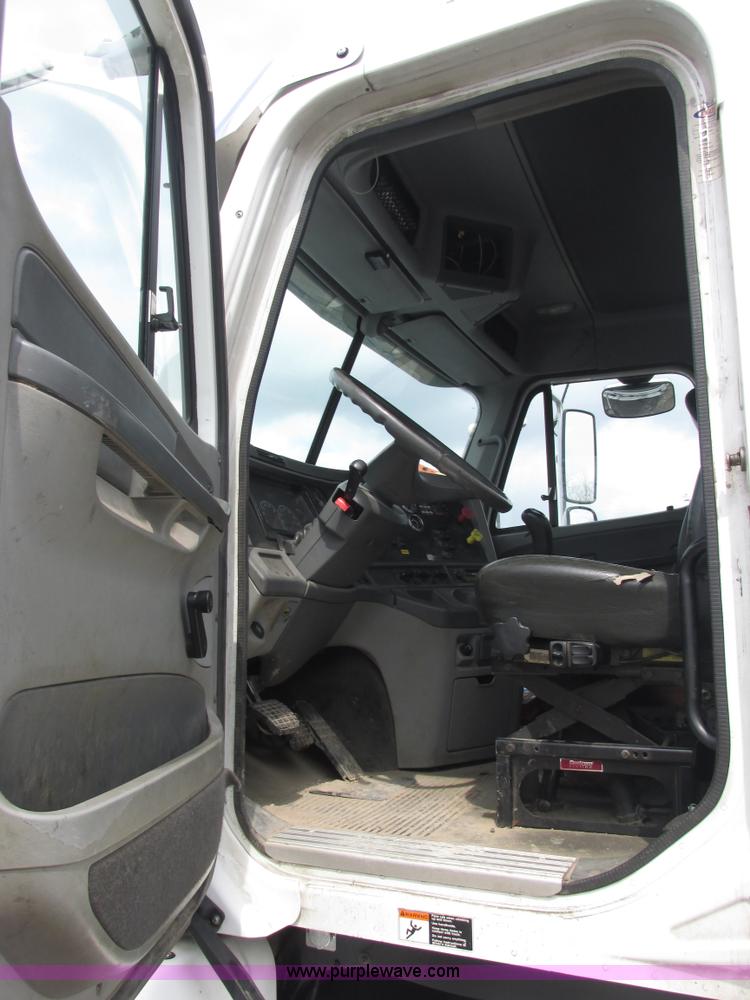 image for item E7187 2006 Freightliner Columbia semi truck