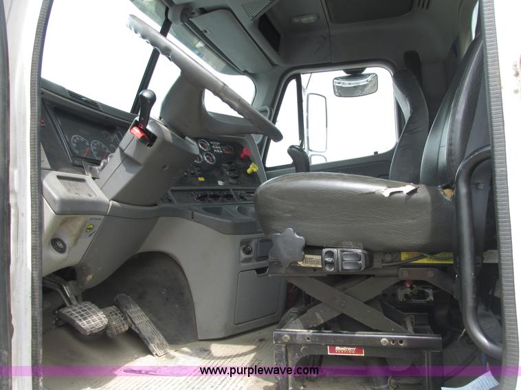 image for item E7187 2006 Freightliner Columbia semi truck