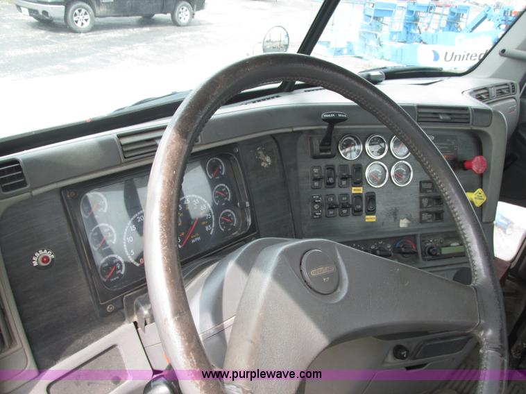 image for item E7187 2006 Freightliner Columbia semi truck