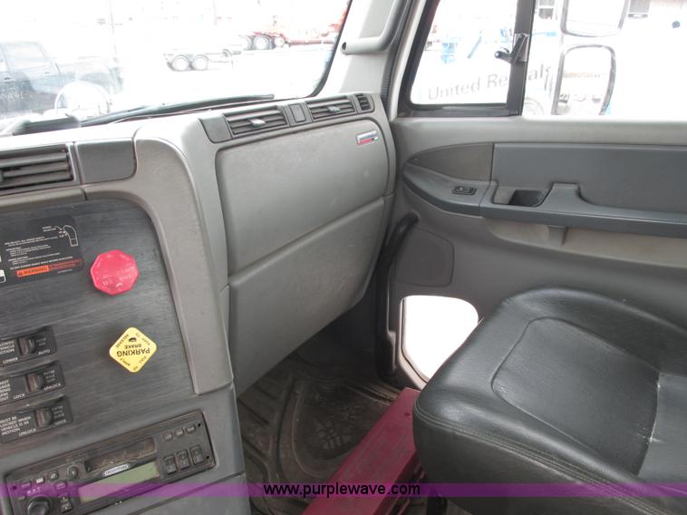 image for item E7187 2006 Freightliner Columbia semi truck