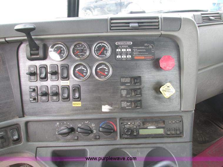 image for item E7187 2006 Freightliner Columbia semi truck