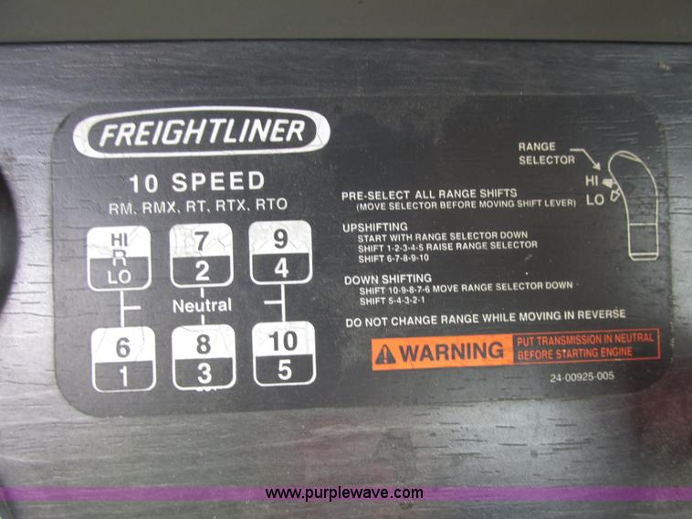 image for item E7187 2006 Freightliner Columbia semi truck