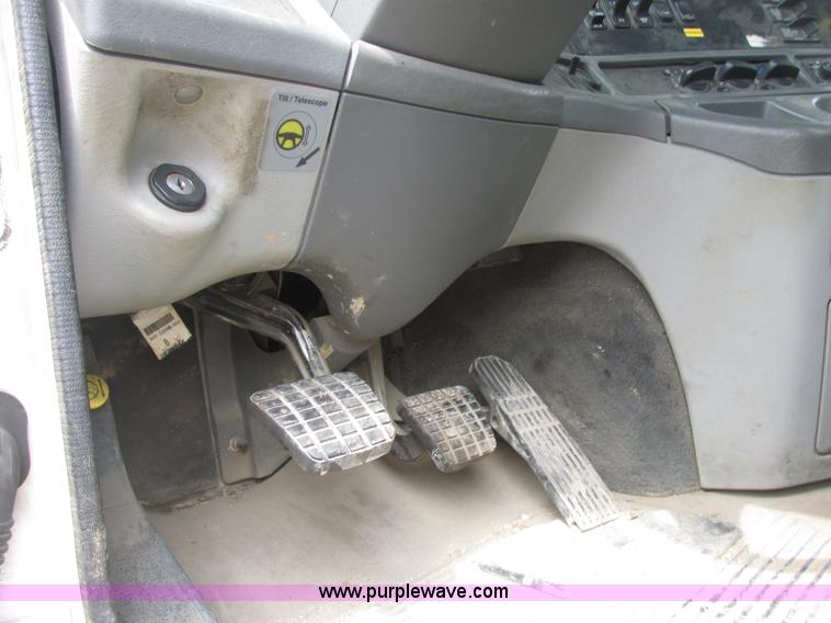 image for item E7187 2006 Freightliner Columbia semi truck