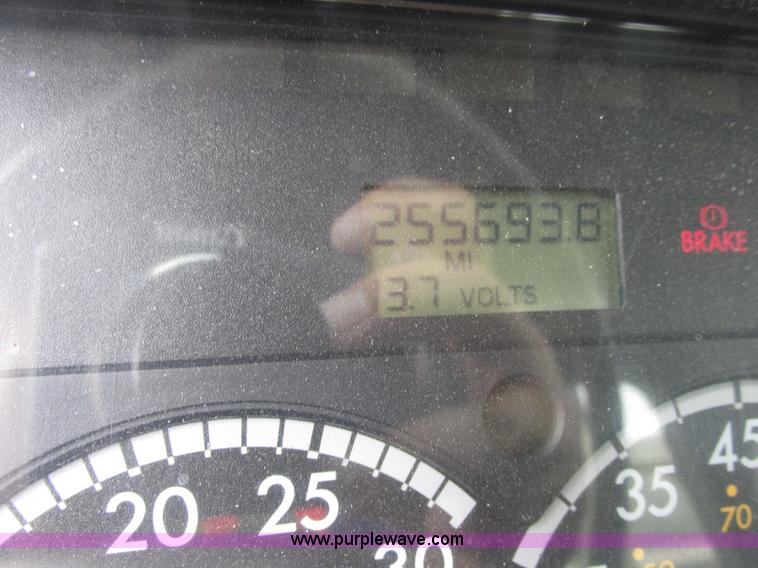 image for item E7187 2006 Freightliner Columbia semi truck