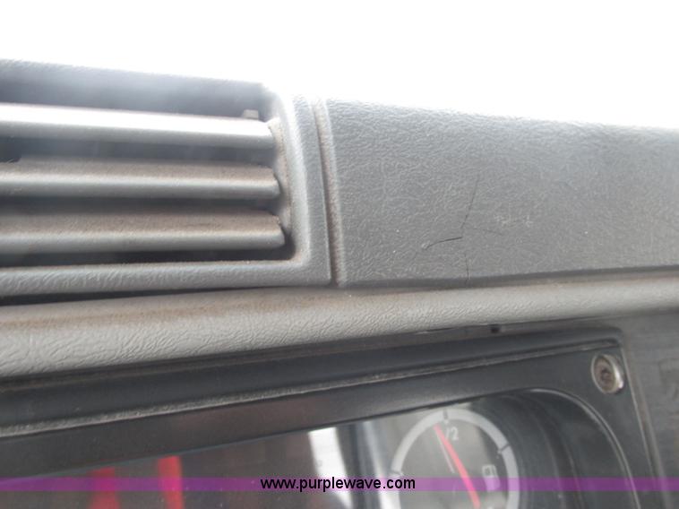 image for item E7187 2006 Freightliner Columbia semi truck