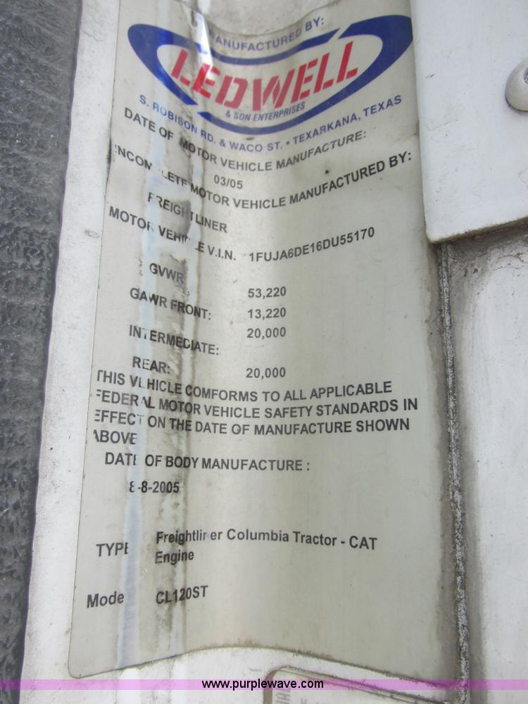 image for item E7187 2006 Freightliner Columbia semi truck