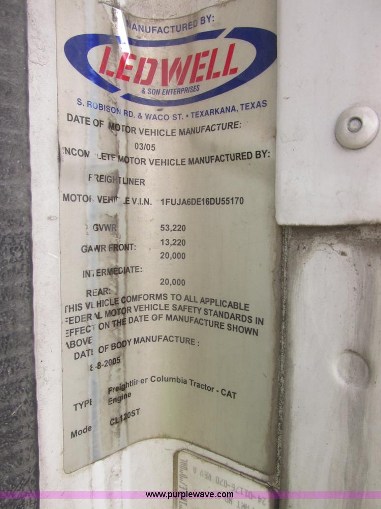 image for item E7187 2006 Freightliner Columbia semi truck