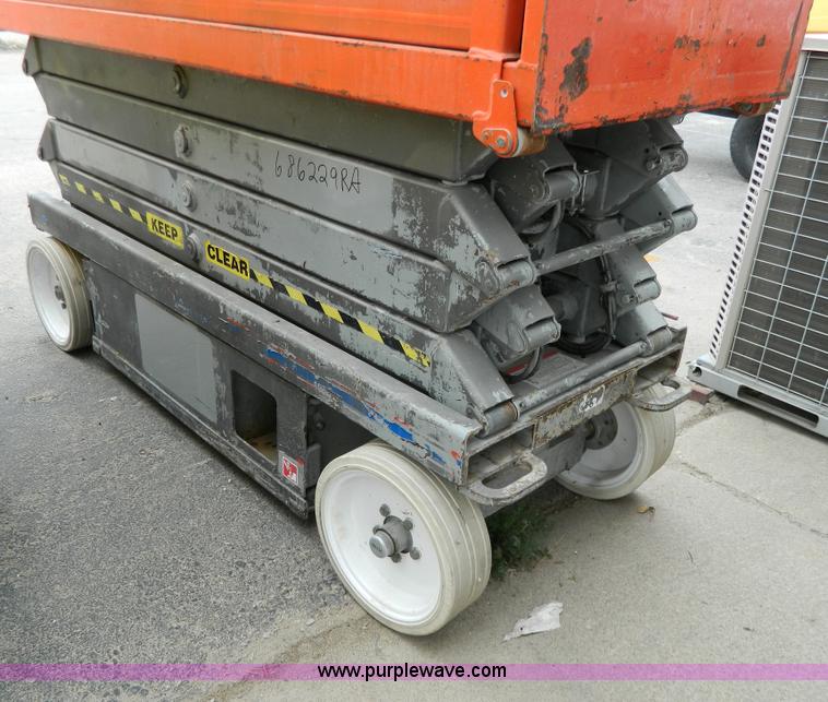 image for item Y9407 2007 Skyjack SJIII 3226 electric scissor lift