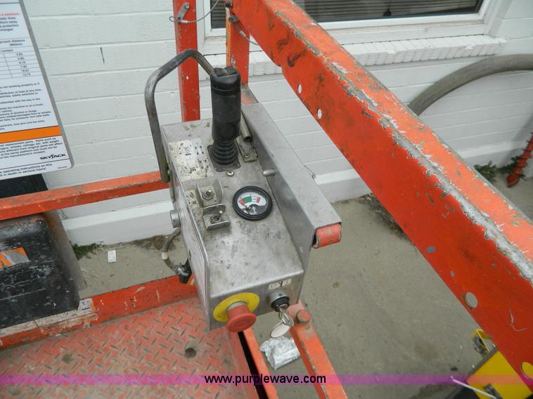 image for item Y9407 2007 Skyjack SJIII 3226 electric scissor lift