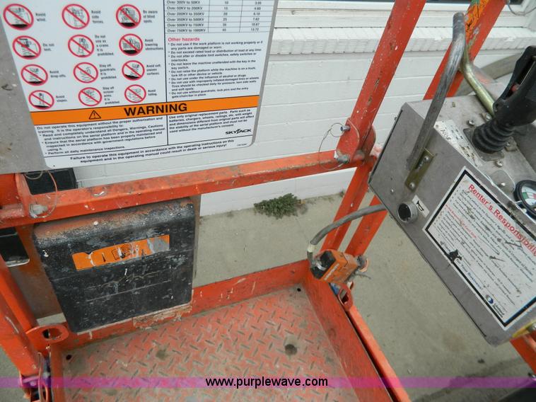 image for item Y9407 2007 Skyjack SJIII 3226 electric scissor lift