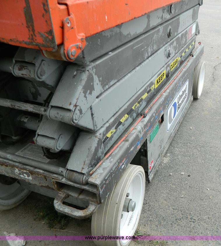 image for item Y9407 2007 Skyjack SJIII 3226 electric scissor lift