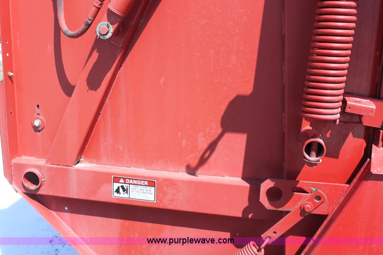 image for item AA9091 1991 New Holland 660 round baler