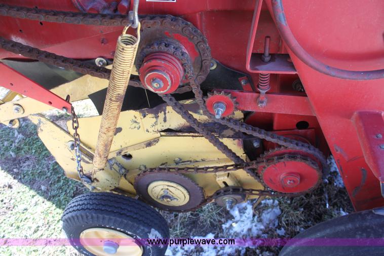 image for item AA9091 1991 New Holland 660 round baler