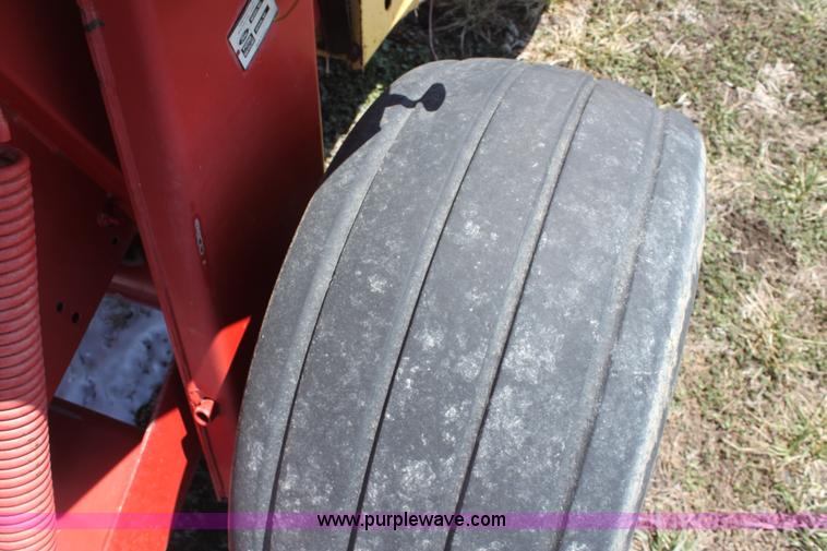 image for item AA9091 1991 New Holland 660 round baler