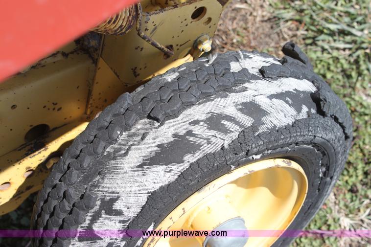 image for item AA9091 1991 New Holland 660 round baler