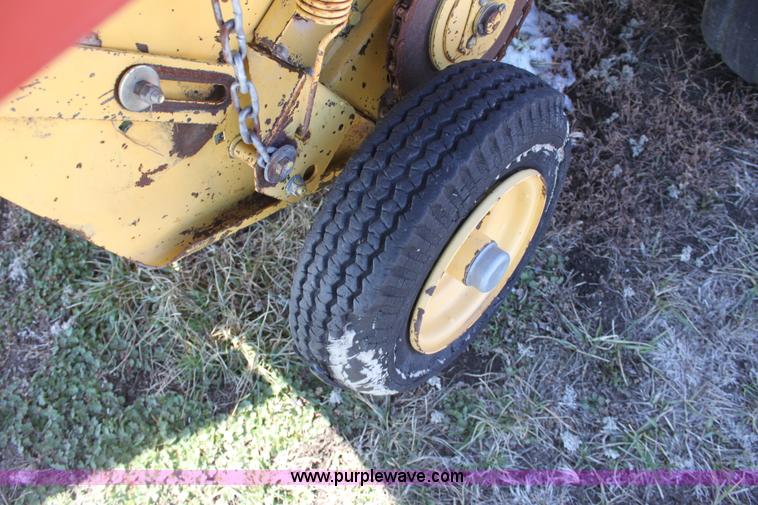 image for item AA9091 1991 New Holland 660 round baler