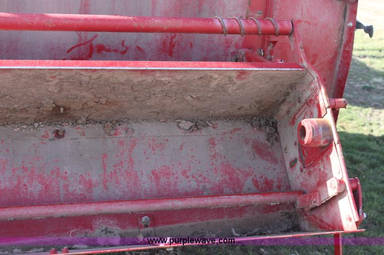 image for item AA9137 1997 Case IH 8465A round baler