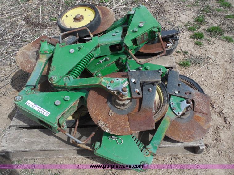 image for item AG9872 (8) John Deere single disk fertilizer openers
