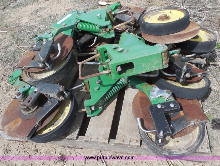 image for item AG9872 (8) John Deere single disk fertilizer openers