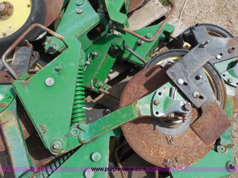 image for item AG9872 (8) John Deere single disk fertilizer openers