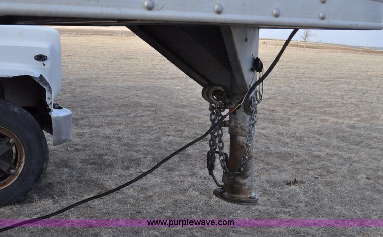 image for item C3426 1998 Featherlite 8120 gooseneck livestock trailer