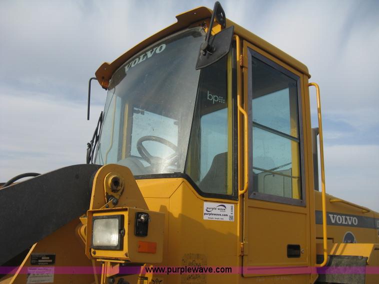 image for item E3360 2001 Volvo L70D wheel loader
