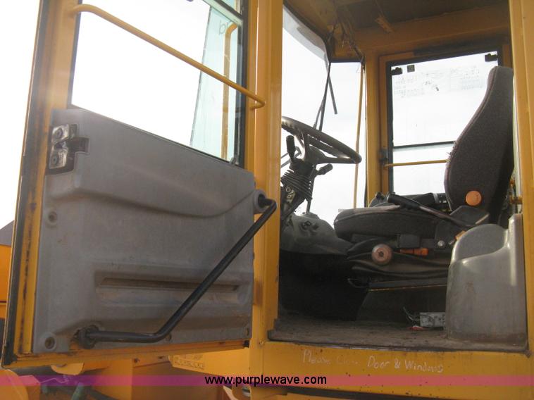 image for item E3360 2001 Volvo L70D wheel loader