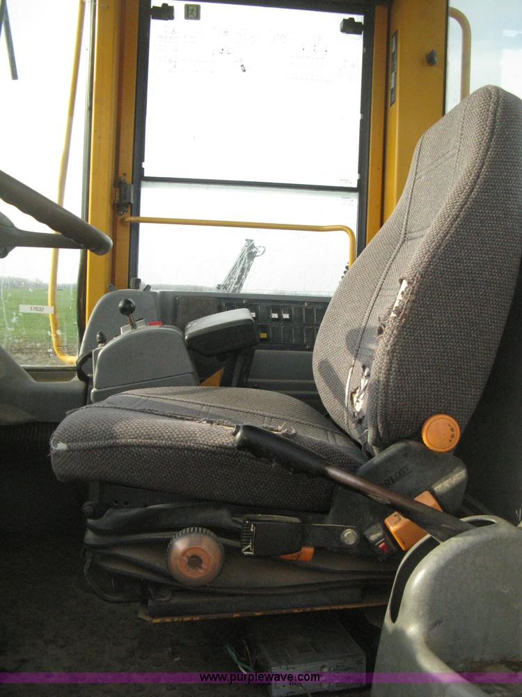 image for item E3360 2001 Volvo L70D wheel loader