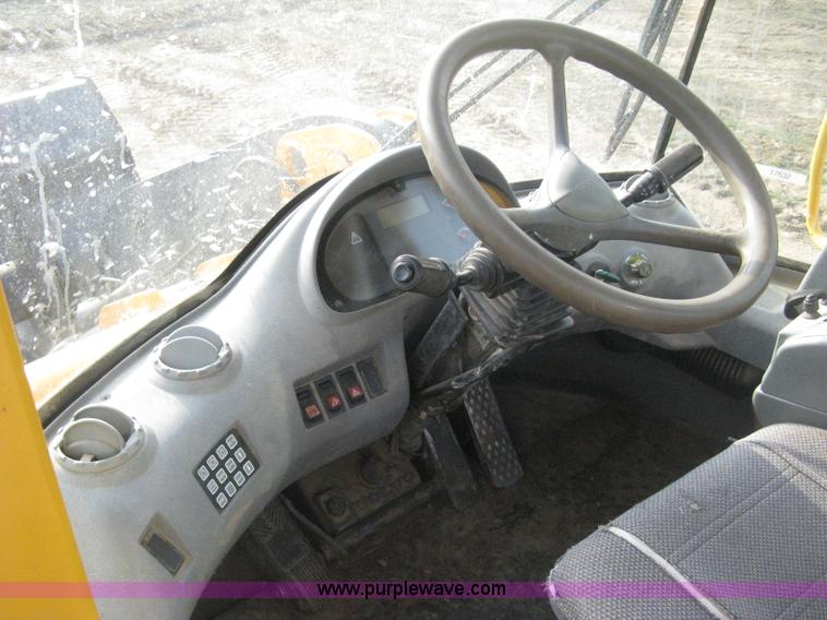 image for item E3360 2001 Volvo L70D wheel loader