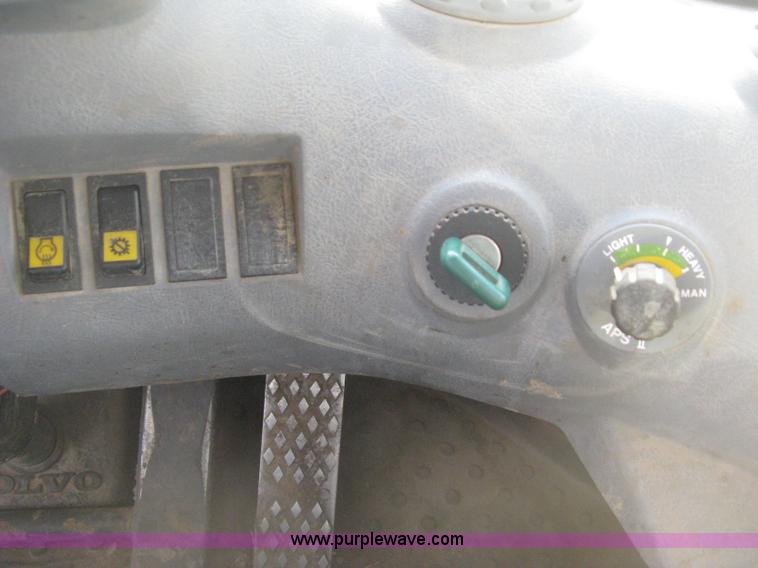 image for item E3360 2001 Volvo L70D wheel loader