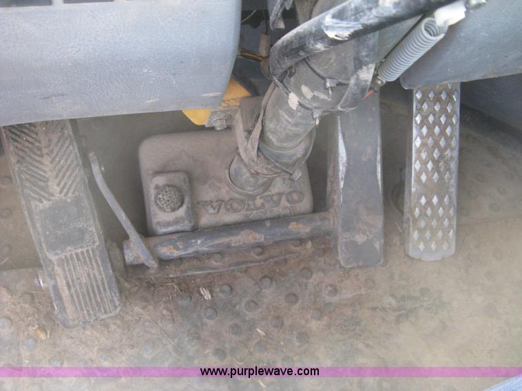 image for item E3360 2001 Volvo L70D wheel loader