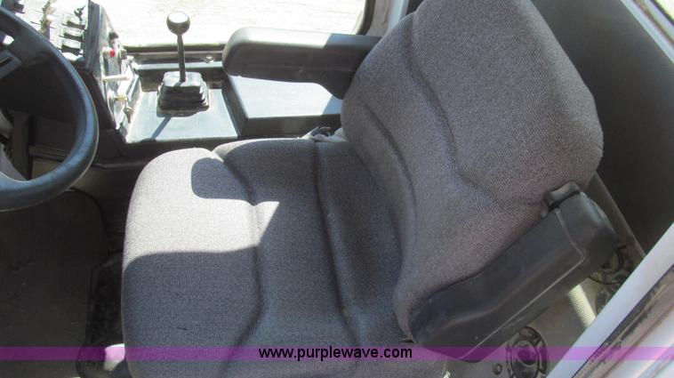 image for item E3846 2000 SpraCoupe 4440-80 2WD sprayer