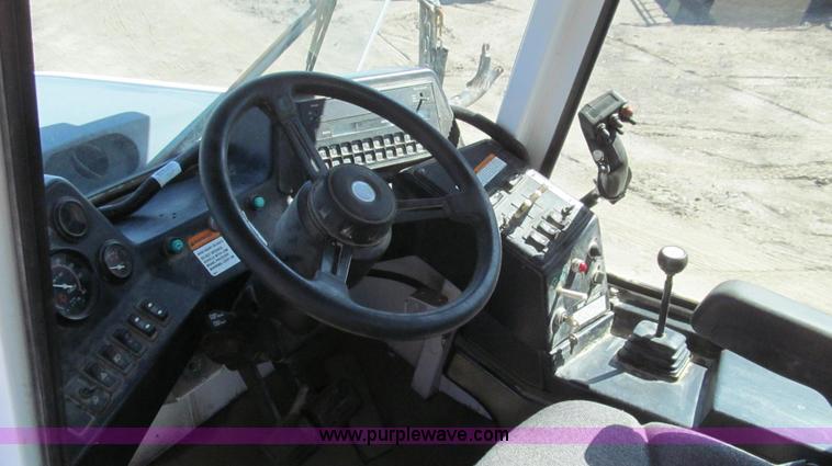 image for item E3846 2000 SpraCoupe 4440-80 2WD sprayer