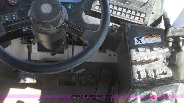 image for item E3846 2000 SpraCoupe 4440-80 2WD sprayer