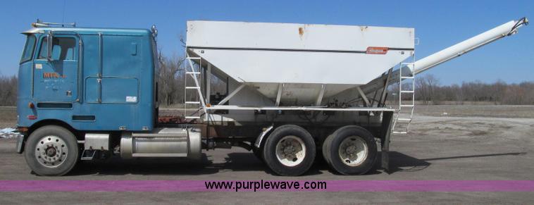 image for item E3848 1985 Peterbilt 362 dry tender truck